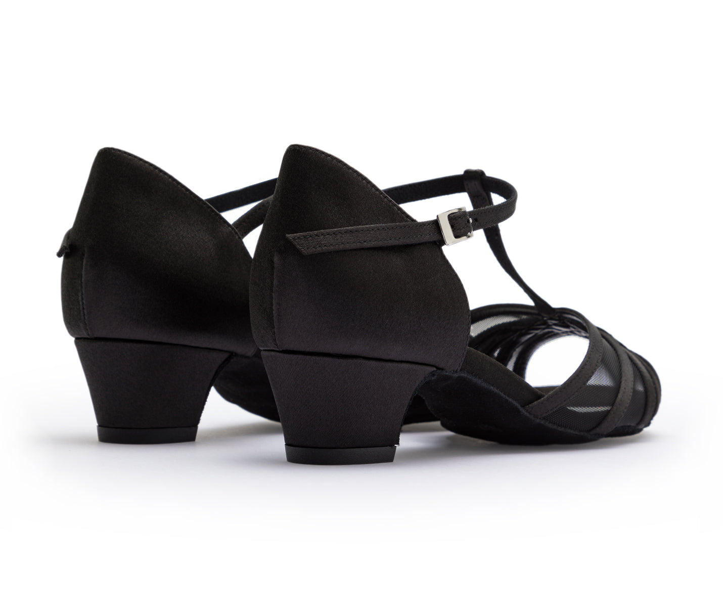Dancing Queens 705 Tanzschuhe aus schwarzem Satin, niedriger Blockabsatz, Rückansicht auf weißem Hintergrund.